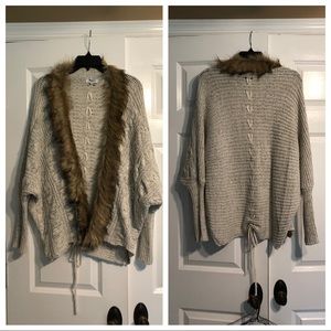 Sweater w/ faux fur collar